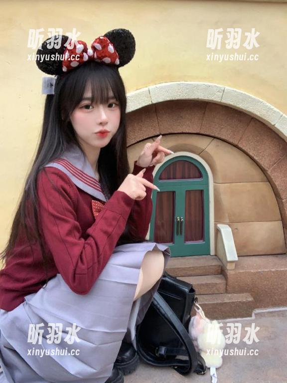 头条女神 - 语溪精致美腿图包更新，绽放时尚气息与优雅气质之美。