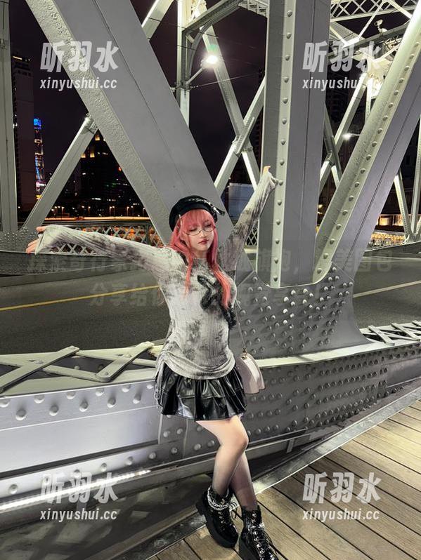 探索奇行家狗崽的红丝绒旗袍，精美图包分享给你独特的视觉享受！