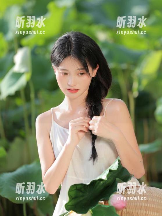 奈汐酱Nice黑丝写真图集全新分享：感受她灵动优雅的每一个瞬间