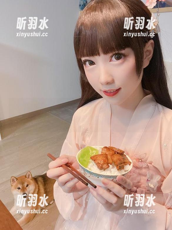 妖少you1的最新写真：牛仔裤穿出惊艳效果，时尚感爆棚！
