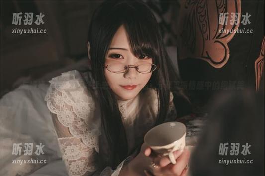 与嫣嫣子一起探寻冬季恋人写真作品，分享温暖情感中的细腻美