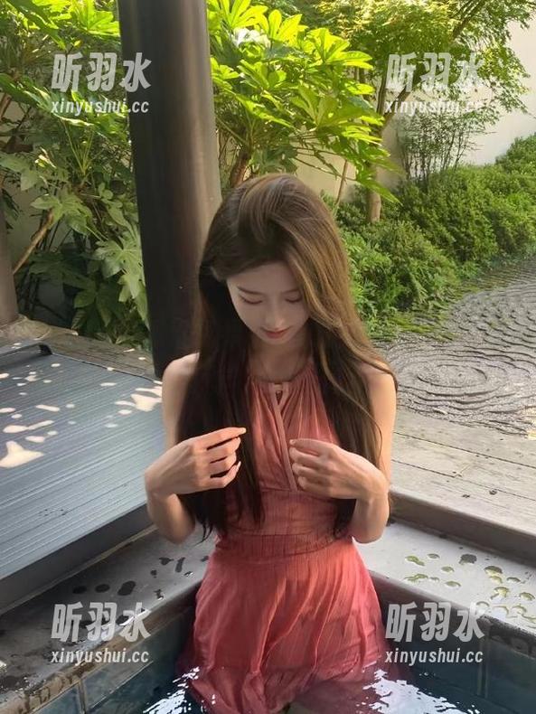 尤果网 - 探索杨果果的镂空世界：她的写真照片合集不容错过！