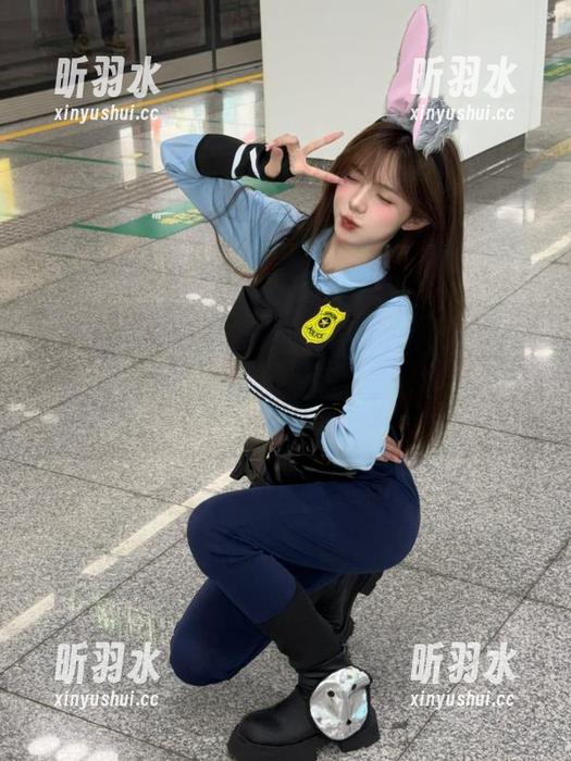 尤蜜荟 - 发现周于希sandy泳装套图资源中的无限魅力，领略她如何诠释现代女性的性感风采！