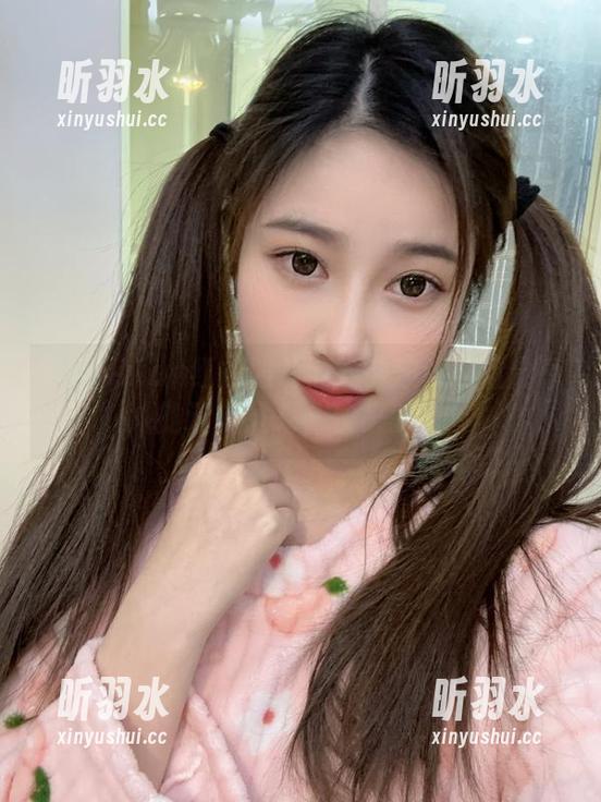 年年Nnian红裙照片下载交流：网盘分享她的迷人风采，快来获取！