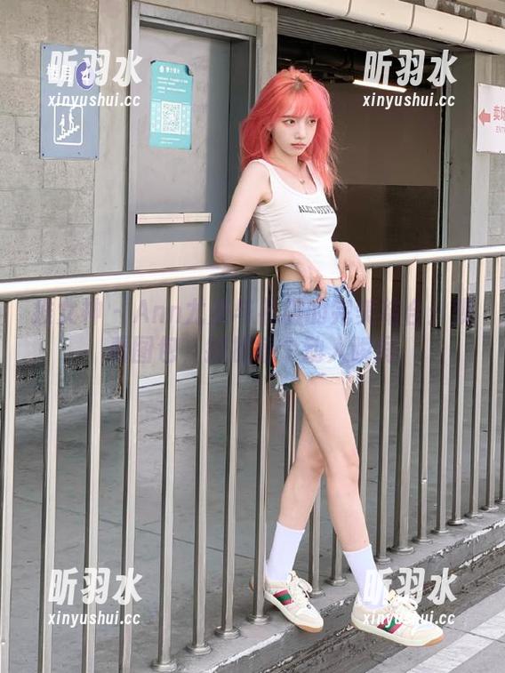 推女神 - Ann尤美与礼服的完美结合：观看图包，捕捉每个动人瞬间