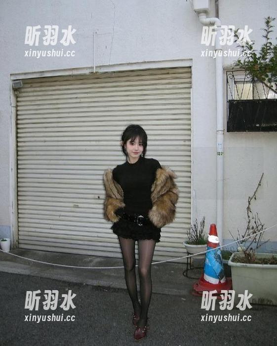 推女神 - 在何晨曦的浴缸中，发现美图分享带来的温馨与创意灵感！