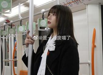 “是一只废喵了”双马尾写真套图：记录每一个甜美瞬间，感受青春的脉动