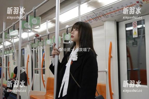“是一只废喵了”双马尾写真套图：记录每一个甜美瞬间，感受青春的脉动