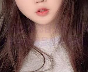 是依酱吖美腿图集炫目上线，原图展示最真实的她尽显自信与风韵