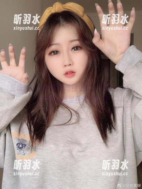 是依酱吖美腿图集炫目上线，原图展示最真实的她尽显自信与风韵