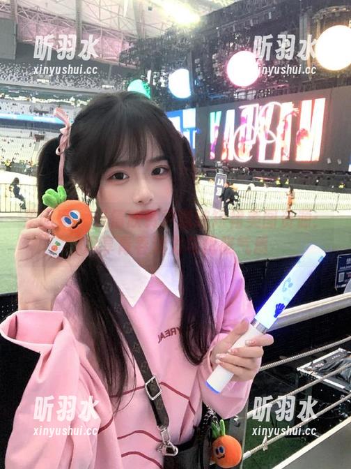 果团网 - 纵情欣赏尹意纯短裙美图资源：尽享青春活力与优雅气质