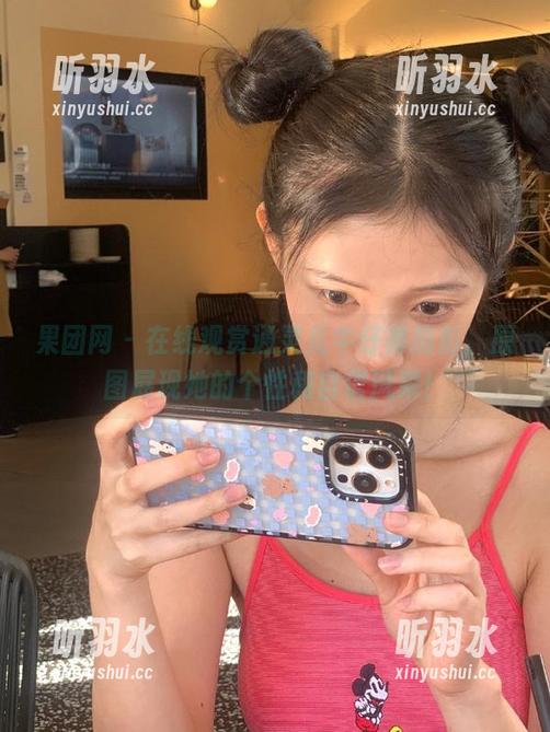 果团网 - 在线观赏通灵儿牛仔裤摄影，原图展现她的个性和自信风采！