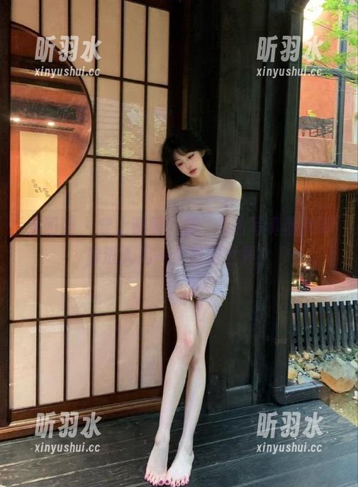 果团网 - 穿上制服，龚玥菲的写真照片带你进入另一个梦幻世界！