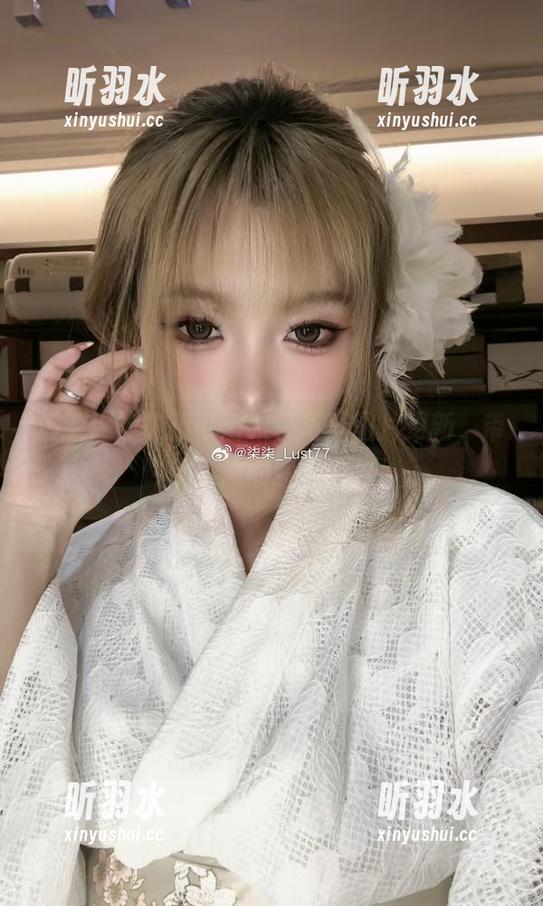 最新！柒柒不可爱眼镜写真图片更新，带你进入她的梦幻世界！