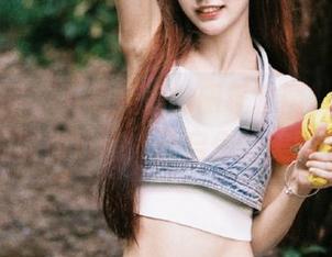 森萝财团 - 下载媛媛的眼镜套图，轻松拥有她的时尚风貌，开启你的美丽之旅！