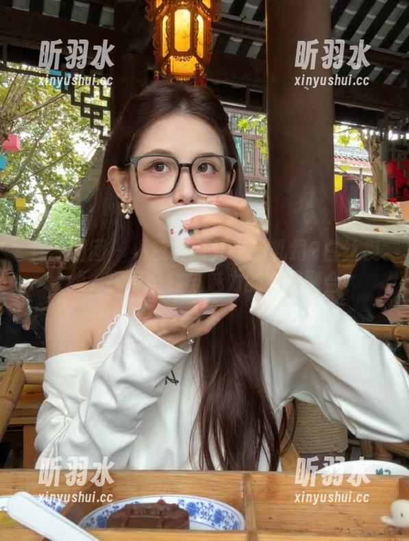 森萝财团 - 小夜最新分享的乳霜2白丝视频，探寻个性与魅力的完美融合