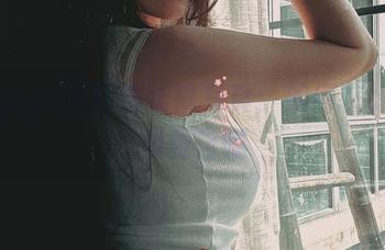 樱晚gigi的红酒长靴写真：如何在cos中优雅自嘲