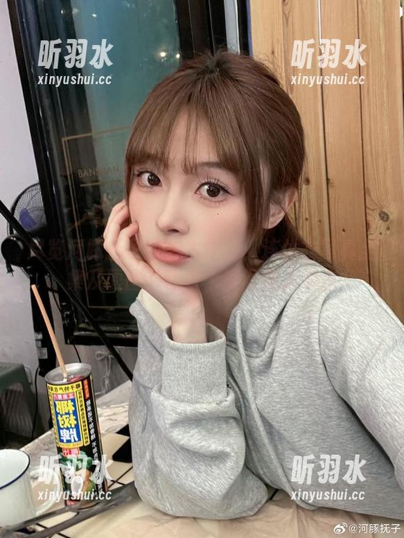 尽览河豚抚子的艺术作品：连体衣写真全集及原图，让每个瞬间动人心弦