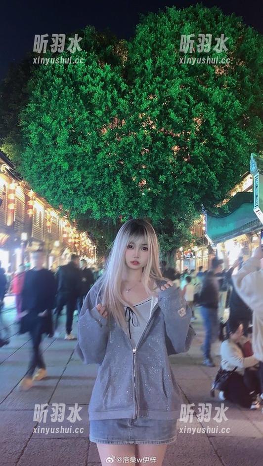 走进洛桑w伊梓的日常生活：精选写真集描绘平凡中的不平凡