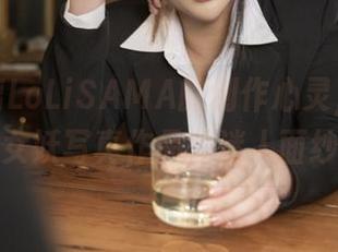 走进洛璃LoLiSAMA的创作心灵，揭开红女妖写真作品的迷人面纱