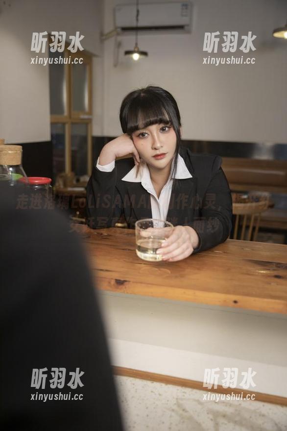 走进洛璃LoLiSAMA的创作心灵，揭开红女妖写真作品的迷人面纱