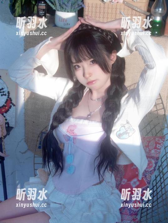解锁清水由乃的粉色魅力：带你领略独特的写真和令人心动的套图