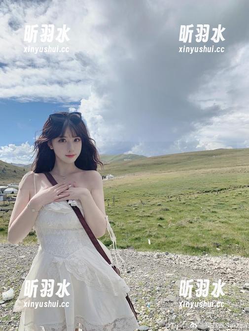 猫九酱白色连体衣图集：经典不过时，她就是传说中的时尚引领者！