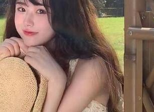 猫萌榜 - 麦提娜Mitina私拍图集：白衬衫的多重风格与细腻情感的交融