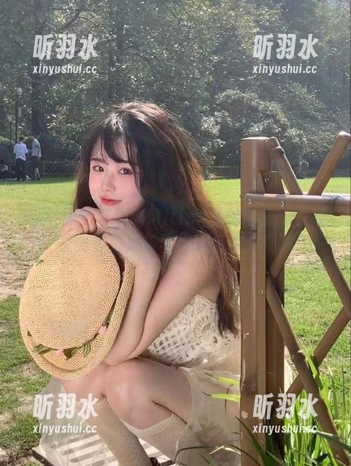 猫萌榜 - 麦提娜Mitina私拍图集：白衬衫的多重风格与细腻情感的交融