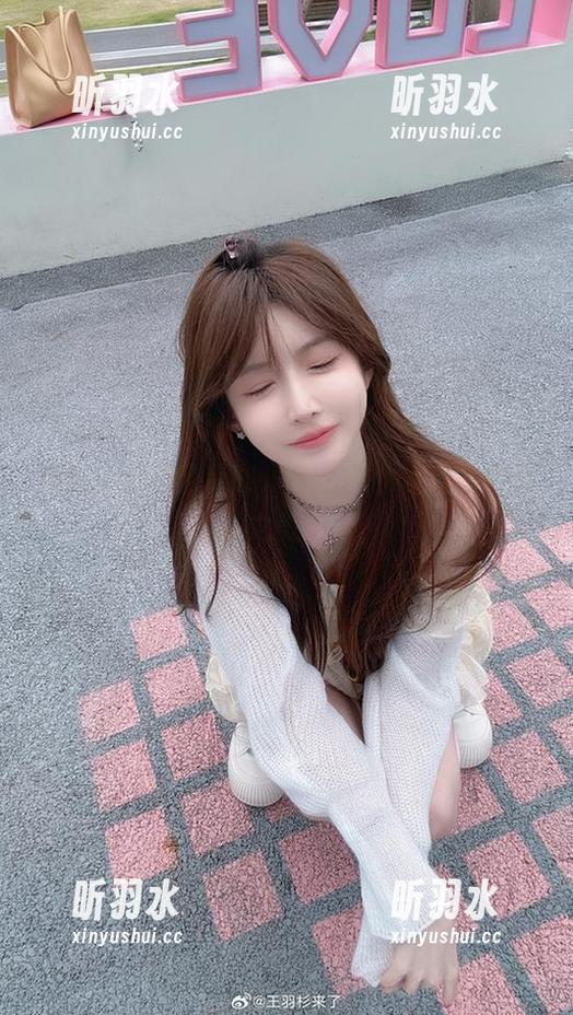 跟随王羽杉的足迹，欣赏她的JK私拍写真之美！