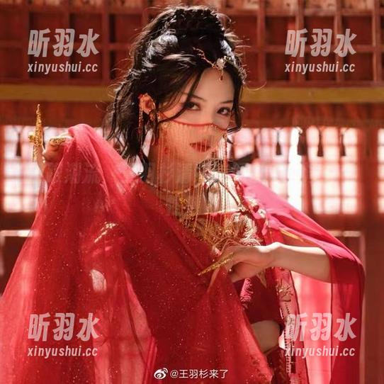 紧跟潮流，王羽杉清纯美图以cos演绎个性魅力
