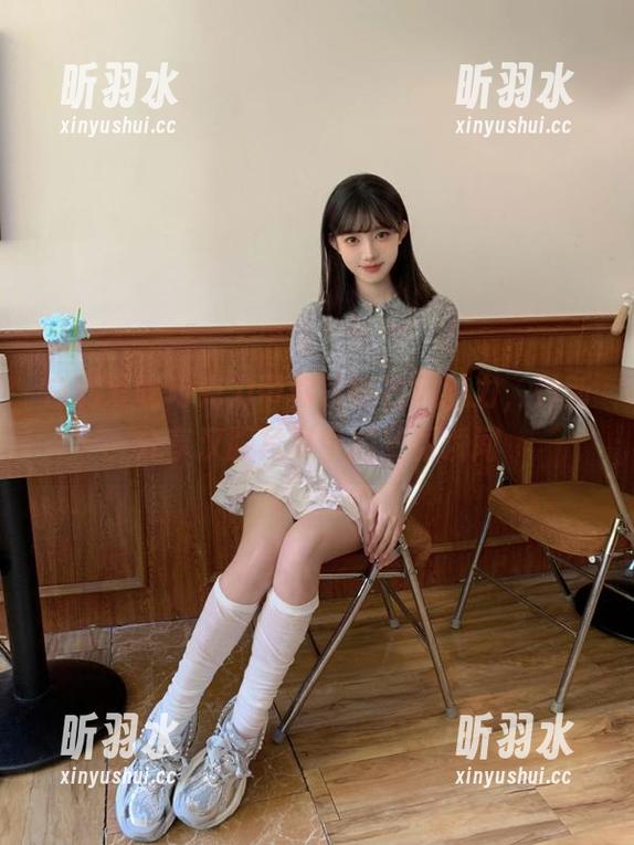 白莉爱吃巧克力带你领略古风魅力，最新分享汉服写真中的美丽瞬间