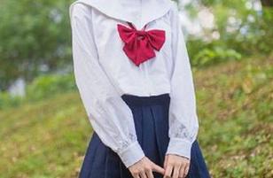 “白莉爱吃巧克力”私拍图包新上线，清新白丝让你沉迷在她的可爱之中！