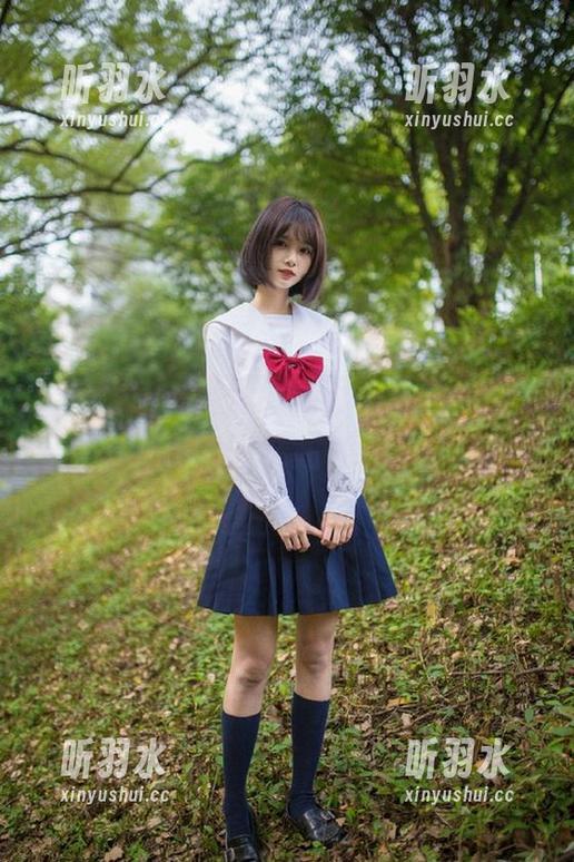 “白莉爱吃巧克力”私拍图包新上线，清新白丝让你沉迷在她的可爱之中！