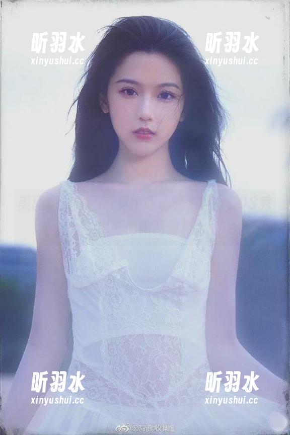 美图大放送，白莉爱吃巧克力黑丝COS秀出时尚新高度！