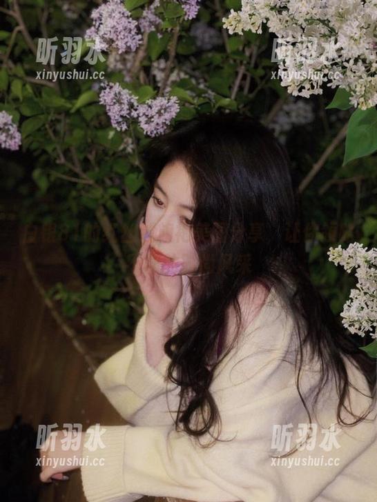 白银81的红丝绒旗袍美图分享，让你领略不同的时尚风采