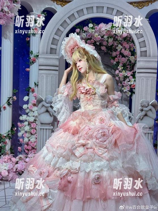 观看“百合欧皇子”万圣节写真，体验艺术与节日气氛的精彩交融！