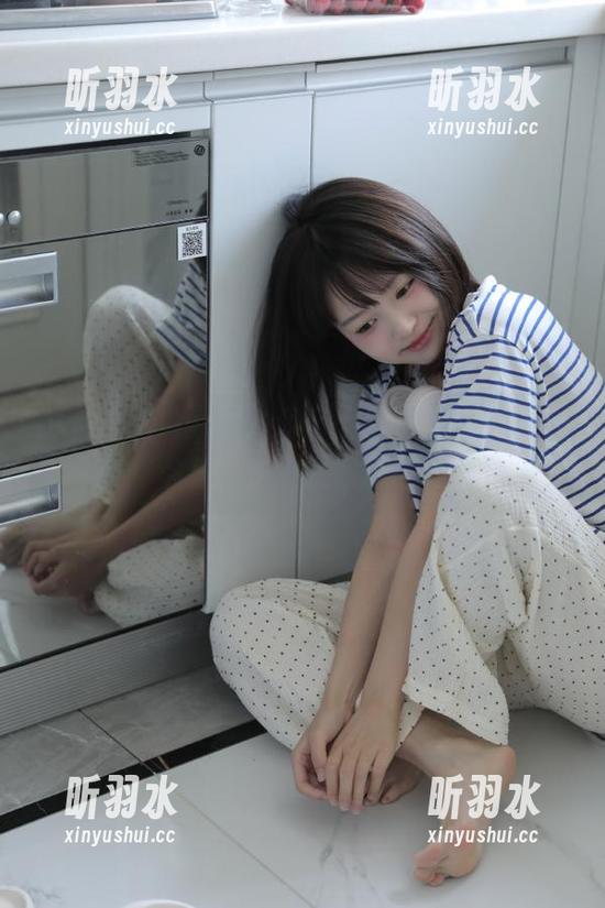 秀人网 - 最新更新：Emily顾奈奈酱的奶牛写真作品集，快来解锁她的独特魅力！