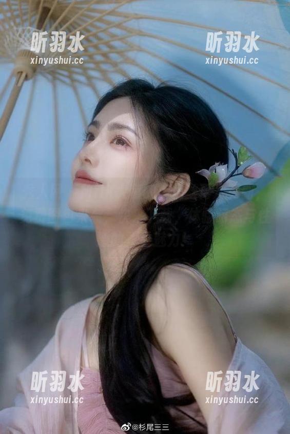 秀人网 - Milk大萌的裤里丝再次更新，免费图包来袭，快来下载，体验萌态与性感的双重魅力！