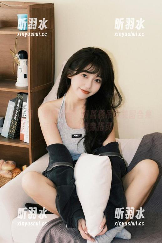 秀人网 - 夏日必备：何嘉颖吊带美图合集与你分享清凉穿搭灵感