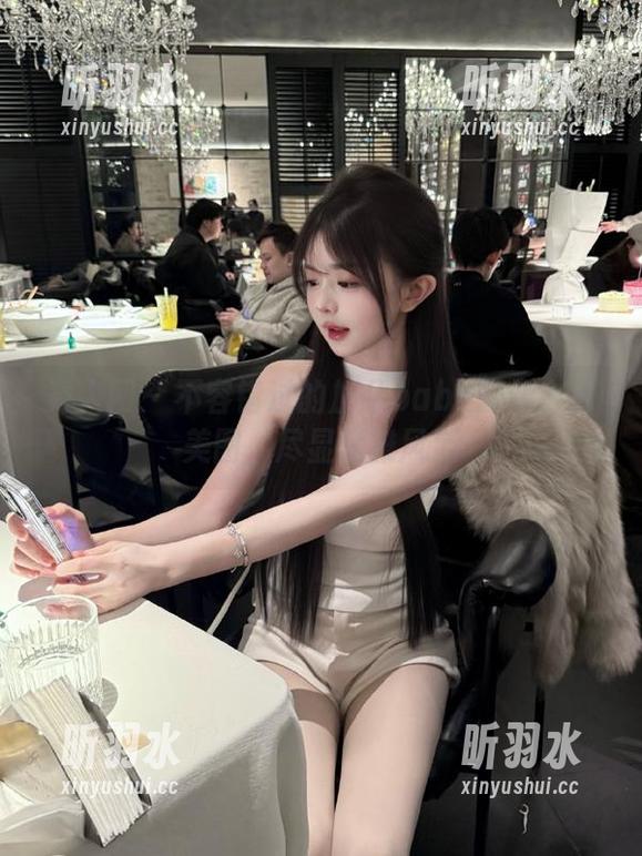 秀人网 - 不容错过的加朵babe最新白色美图，尽显优雅风范