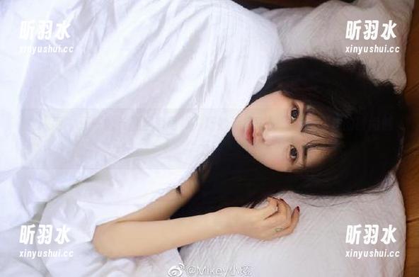 秀人网 - 恩一的长腿全套写真：巧妙运用光影，展现别样的时尚魅力！