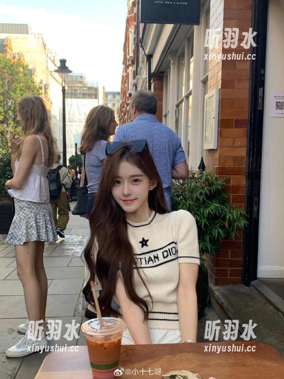 秀人网 - 精致与性感：文芮jeninfer的比基尼图集作品，记录下夏日的每一个精彩瞬间。