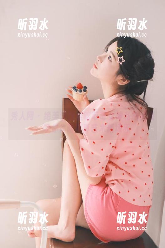 秀人网 - 绝美汐汐爱吃草莓女神私拍资源，带你体验写真艺术新境界