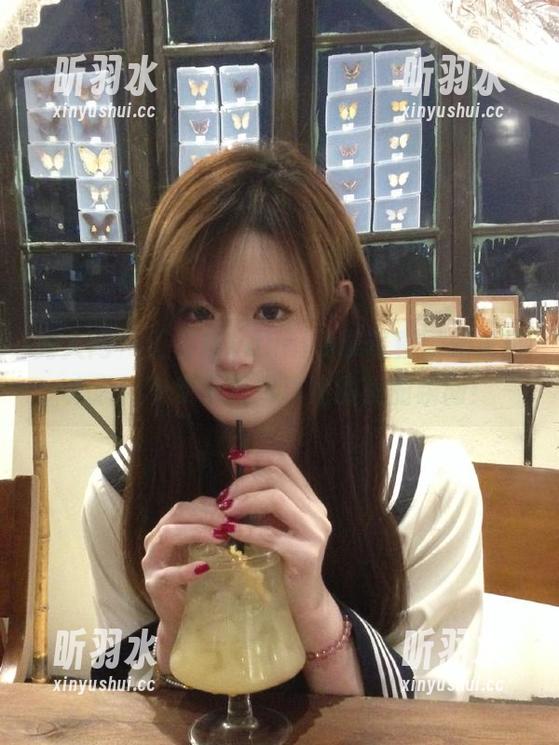 秀人网 - 王馨瑶yanni吊带写真图册火热来袭！免费下载尽享她的美丽瞬间！