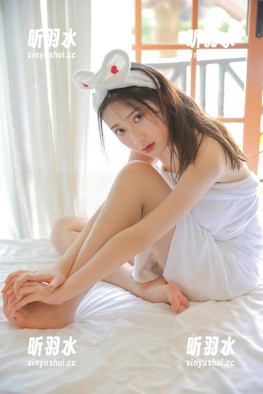 秀人网 - 田小燕Vicky最新JK作品集更新发布，带你领略别样的青春气息！