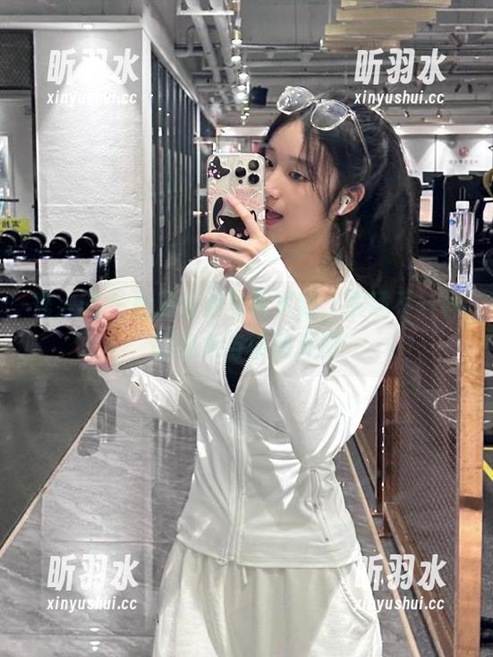 秀人网 - 白沫温柔写真更新，展现不一样的视角与情感深度
