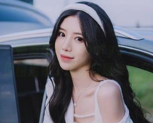 秀人网 - 畅游在芝芝booty学妹的写真集，原图描绘了理想与现实的交织