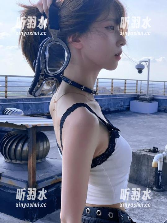 秀人网 - 软软爱吃肉搭配白衬衫：感受图包中的优雅合集