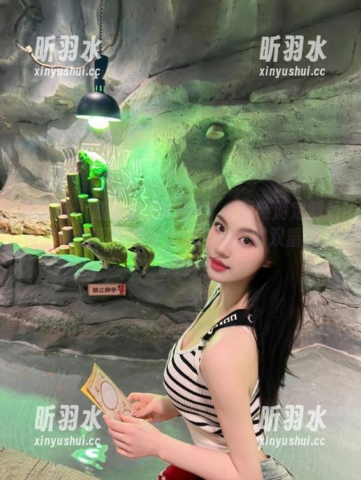 秀人网 - 随陈雅漫VICKY一起畅游定制吊带写真世界，感受美丽与个性的双重魅力！